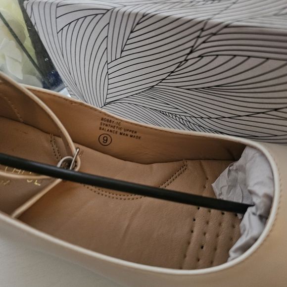 Chase + Chloe Elegant Cream Wedges - Picture 6 of 9